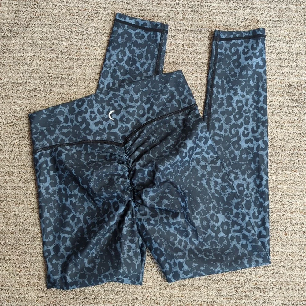 Zyia Scrunch Butt Leggings - Picture 1 of 10